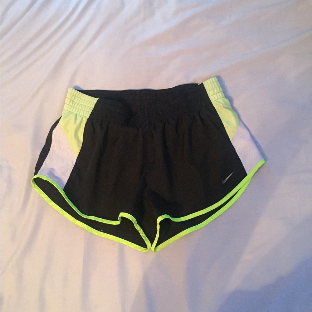 Yellow & black Nike shorts (M)